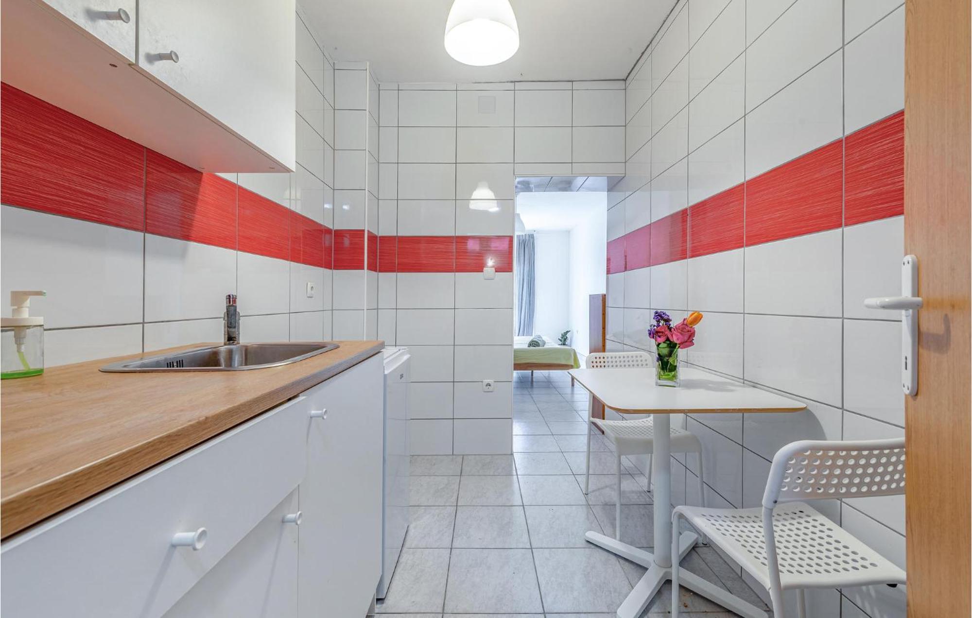 Pet Friendly Apartment In Novalja With Kitchen 外观 照片